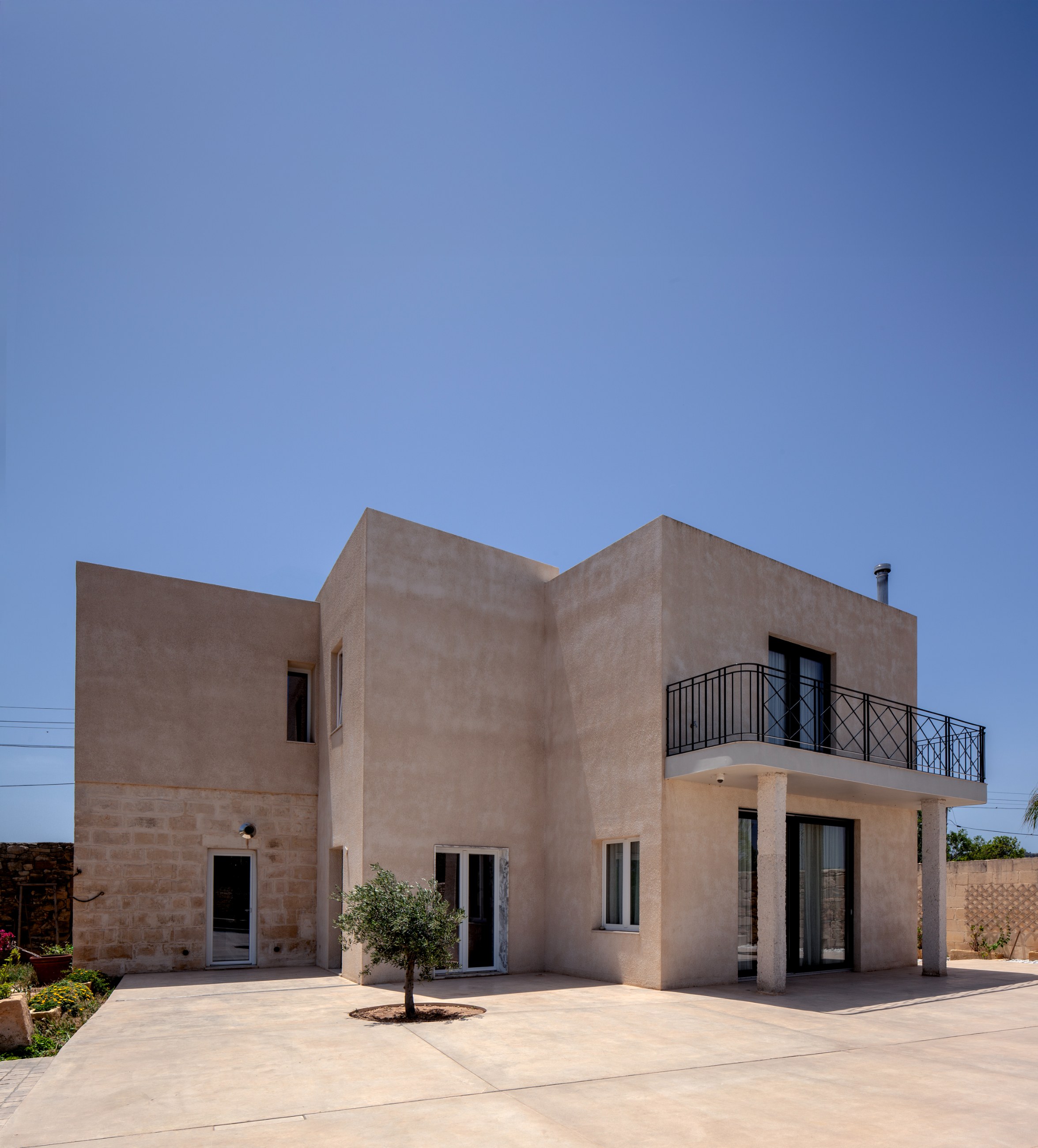 Farmhouse (Studios), view 2